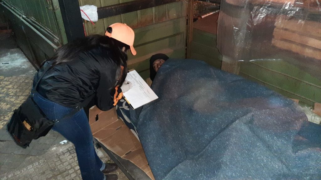 Ante las bajas temperaturas realizan asistencia en las calles