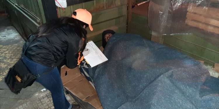 Ante las bajas temperaturas realizan asistencia en las calles