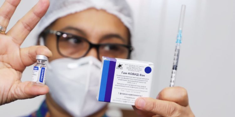 Aseguran que antes del fin de semana llegarán al país las 40.000 dosis de la Sputnik V