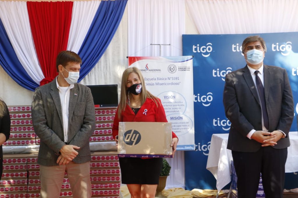 Conatel entregó al MEC 129 notebooks para escuelas de Central