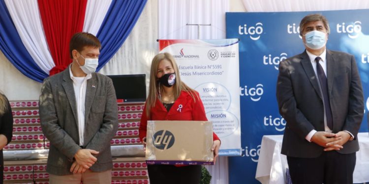 Conatel entregó al MEC 129 notebooks para escuelas de Central Conatel entregó al MEC 129 notebooks para escuelas de Central