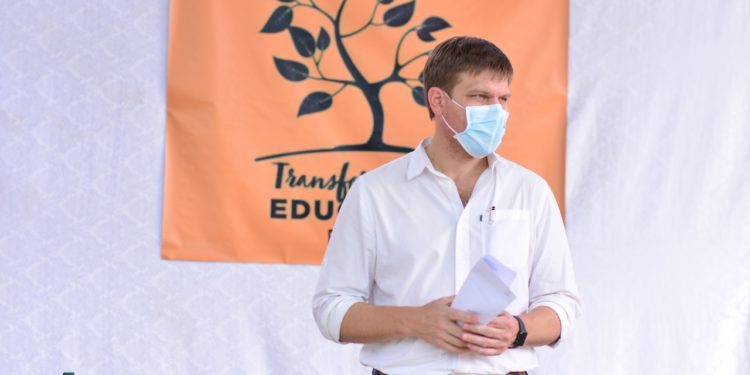 Presidente Hayes se une al proceso de transformación educativa