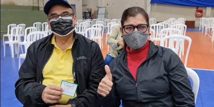 Adultos mayores exhortan a acudir a centros vacunatorios