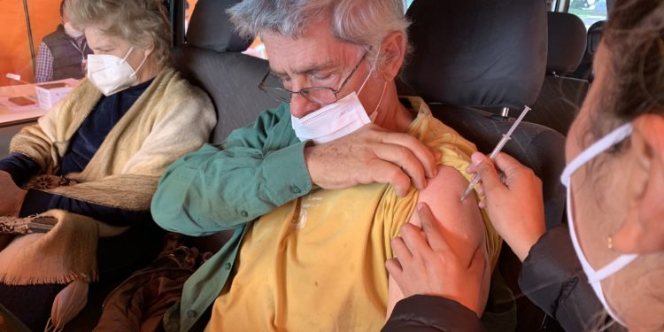 Ya están habilitados a vacunarse contra covid-19 los nacidos hasta 1959