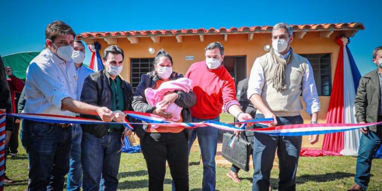 Mandatario entregó viviendas y anuncia la construcción de más soluciones habitacionales