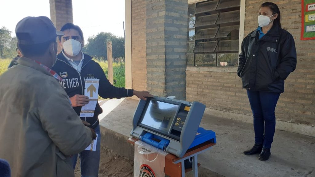 Comunidades indígenas de Puerto Pinasco aprenden uso de máquinas de votación