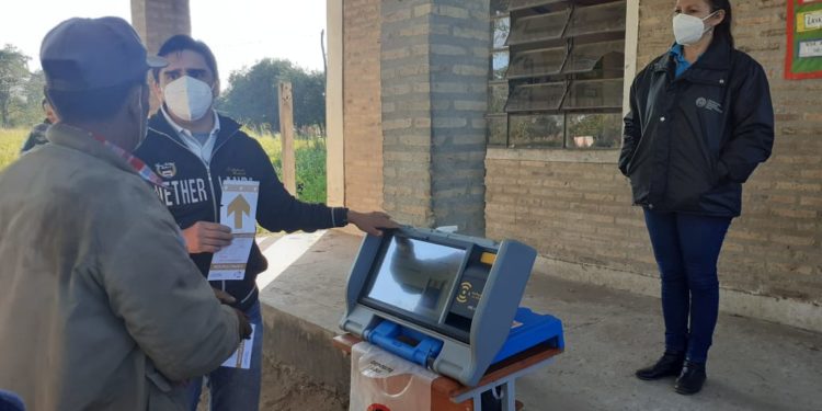 Comunidades indígenas de Puerto Pinasco aprenden uso de máquinas de votación