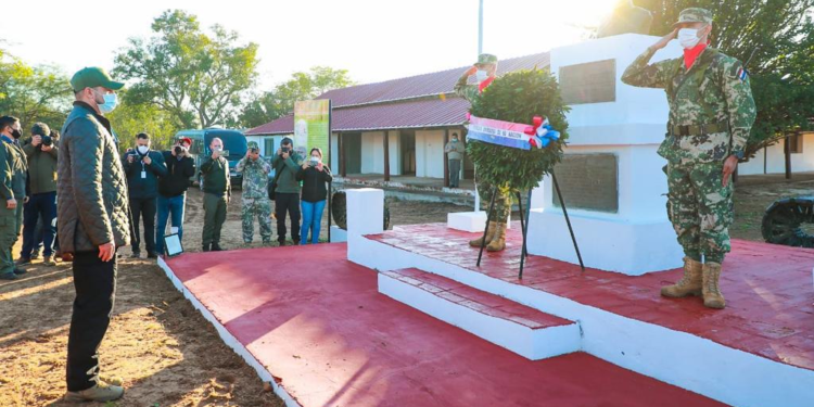 Presidente depositó ofrenda floral e inauguró mejoras en conmemoración a la Paz del Chaco