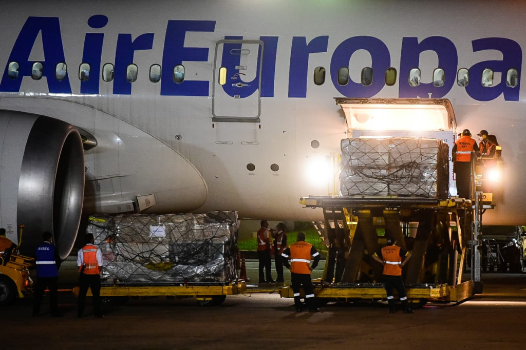 Arribó al Paraguay el primer lote de vacunas Moderna para embarazadas