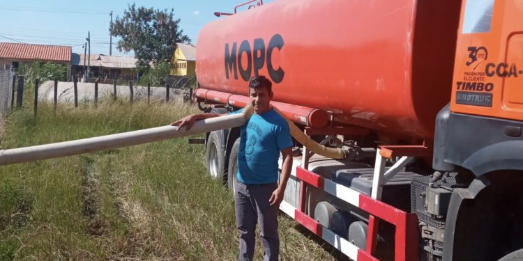 MOPC entregó 20.000 litros de agua en la ciudad de Pozo Colorado