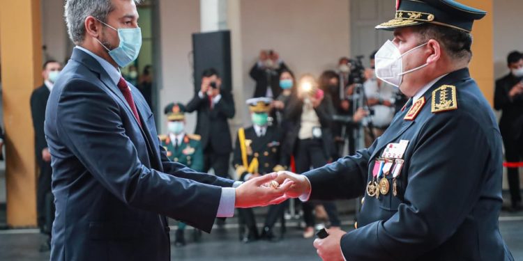 Mario Abdo entregó Bastón de Mando al Comandante de la Policía Nacional
