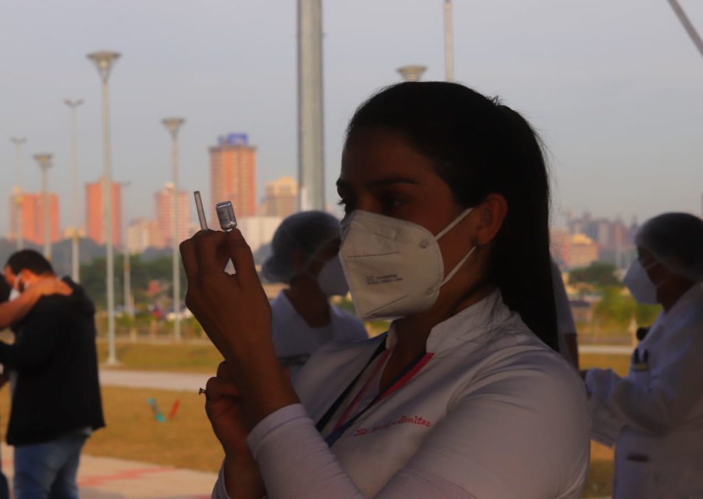 Desde hoy inician vacunación anticovid los adultos mayores de 60 años en vacunatorios