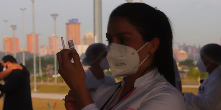 Desde hoy inician vacunación anticovid los adultos mayores de 60 años en vacunatorios