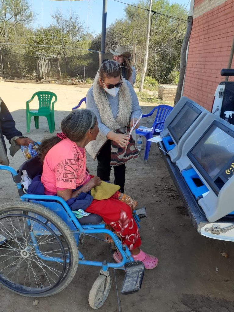 Continúan enseñando uso de máquina de votación en comunidades del Chaco
