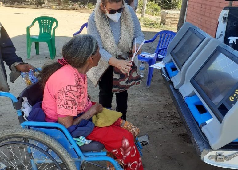 Continúan enseñando uso de máquina de votación en comunidades del Chaco