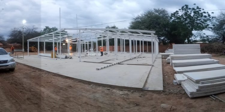 Montan estructura del primer Pabellón de Contingencia del Chaco paraguayo