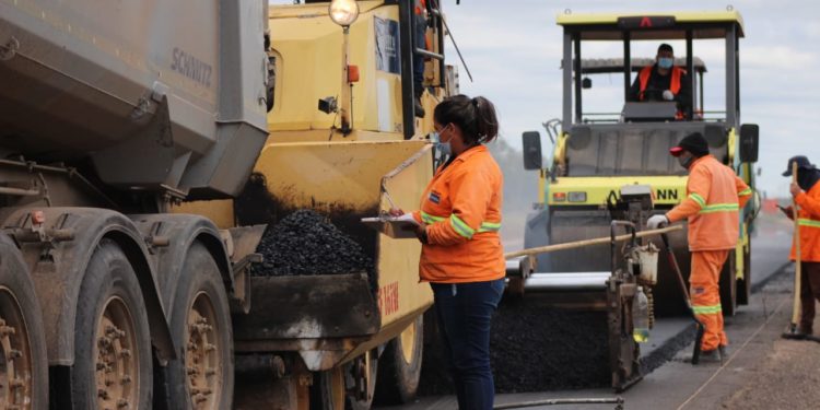 Inician trabajos con mezcla asfáltica en el Lote 1 del tramo Pozo Colorado – Concepción