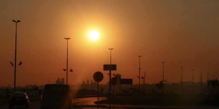 Inicio de semana laboral con cielo despejado y temperaturas cálidas Inicio de semana laboral con cielo despejado y temperaturas cálidas