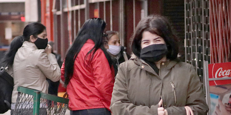 Descenso de temperatura con ingreso de un frente frío Descenso de temperatura con ingreso de un frente frío