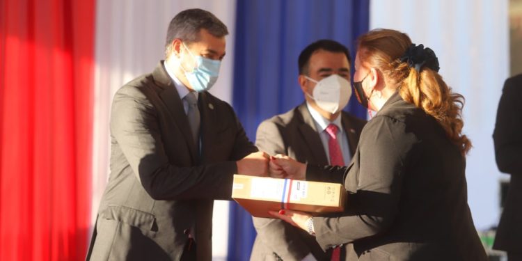 Gobierno entrega equipos para el fortalecimiento de la educación a distancia Gobierno entrega equipos para el fortalecimiento de la educación a distancia