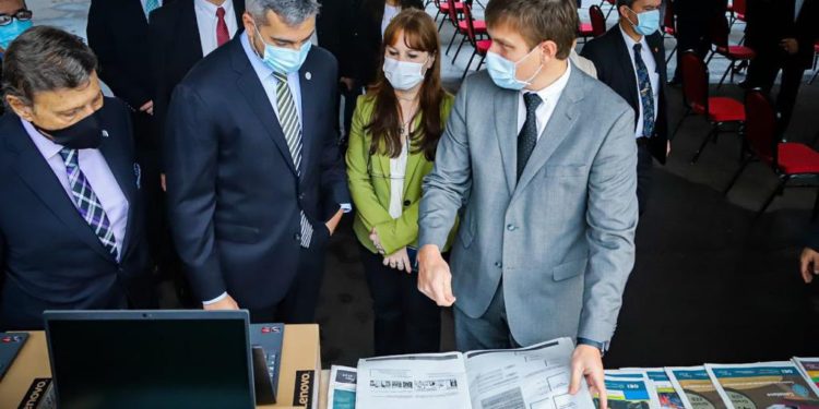 Gobierno entrega equipos y materiales para reforzar la educación a distancia Gobierno entrega equipos y materiales para reforzar la educación a distancia