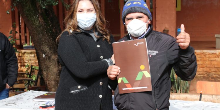 Tras 23 años, beneficiarios de Caaguazú recibieron sus títulos de propiedad