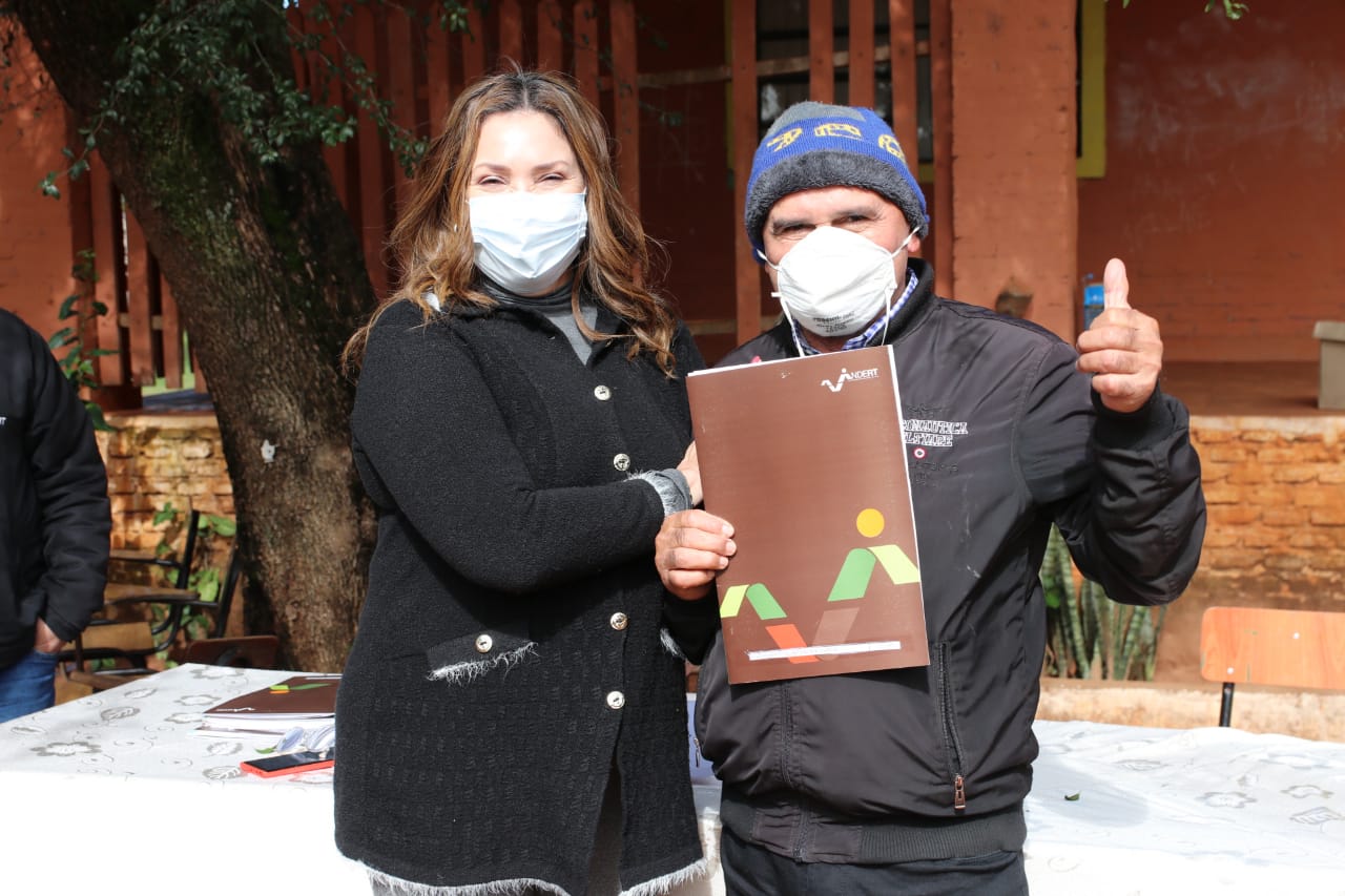 Tras 23 años, beneficiarios de Caaguazú recibieron sus títulos de propiedad
