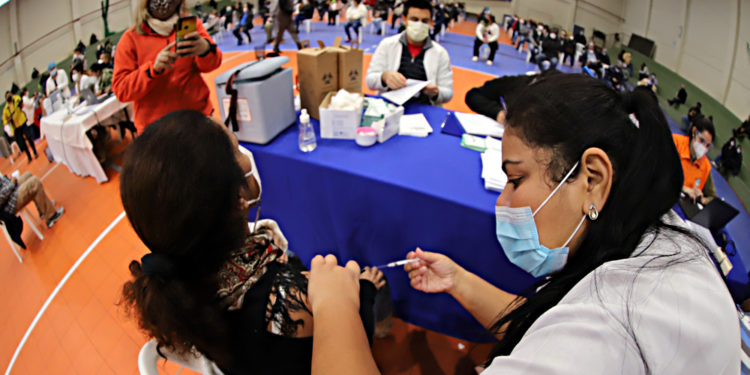 El 53% de los mayores de 52 años ya recibió la vacuna anticovid