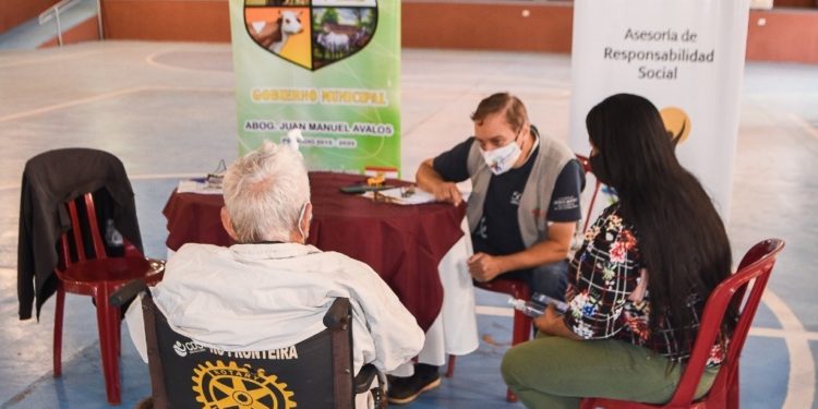 Entregan sillas de ruedas a personas con discapacidad de San Pedro y Boquerón