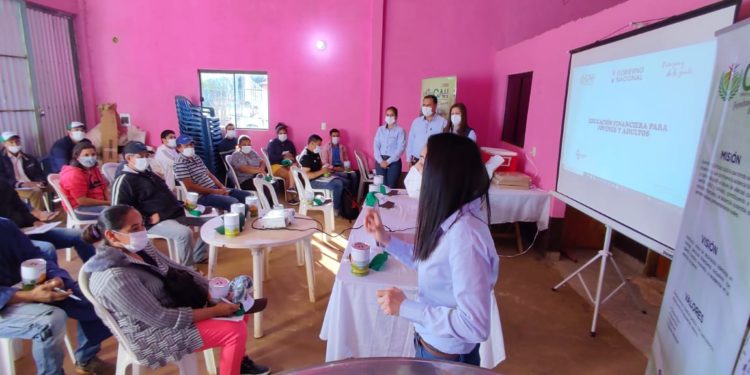 Más de 570 productores de cinco departamentos del país recibirán educación financiera