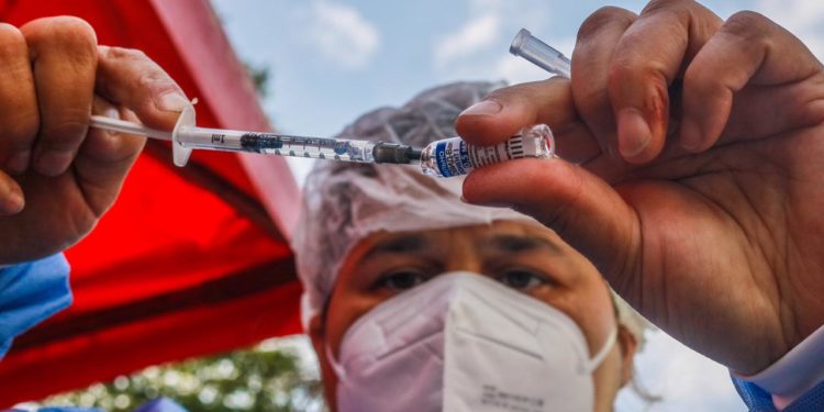 Más de 76.000 personas recibieron vacuna contra covid-19 el fin de semana