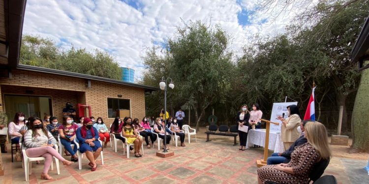 Ministra de la Mujer entregó certificado de capacitación a mujeres del Chaco