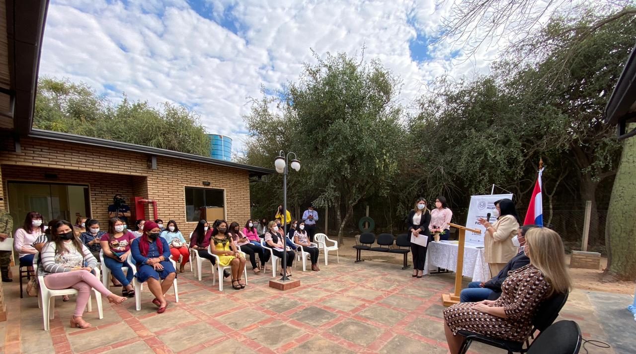 Ministra de la Mujer entregó certificado de capacitación a mujeres del Chaco