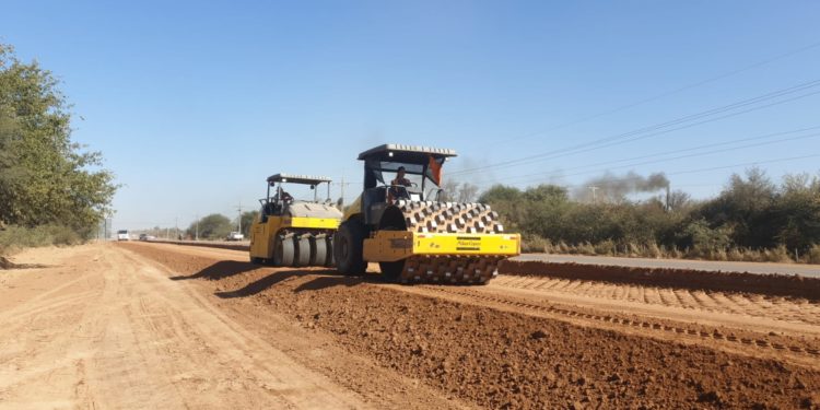 Continúan últimos trabajos pendientes en la ruta de acceso a Loma Plata Continúan últimos trabajos pendientes en la ruta de acceso a Loma Plata