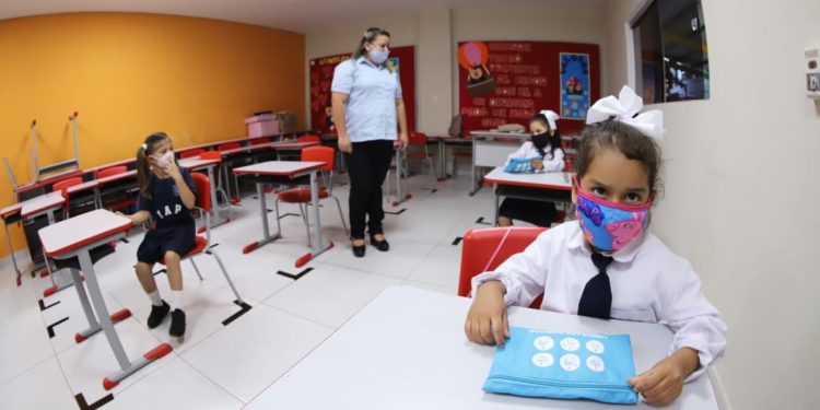 Mandatario agradece a docentes todo el esfuerzo y compromiso demostrado