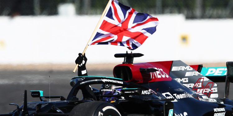 Hamilton triunfa en casa