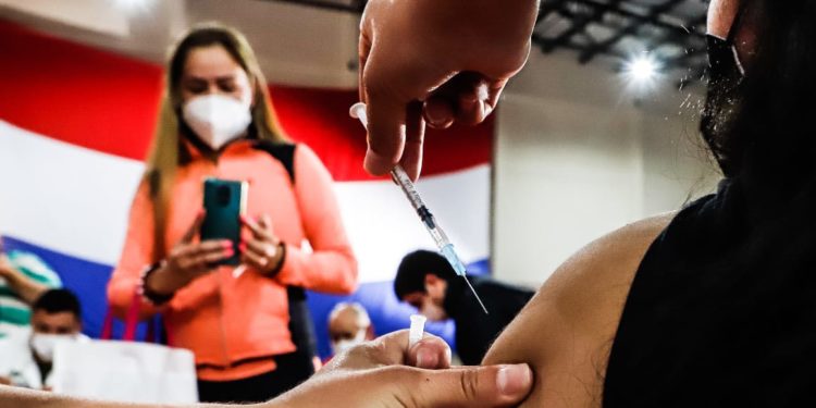 Paraguay celebra vacunación de un millón de personas en tres semanas