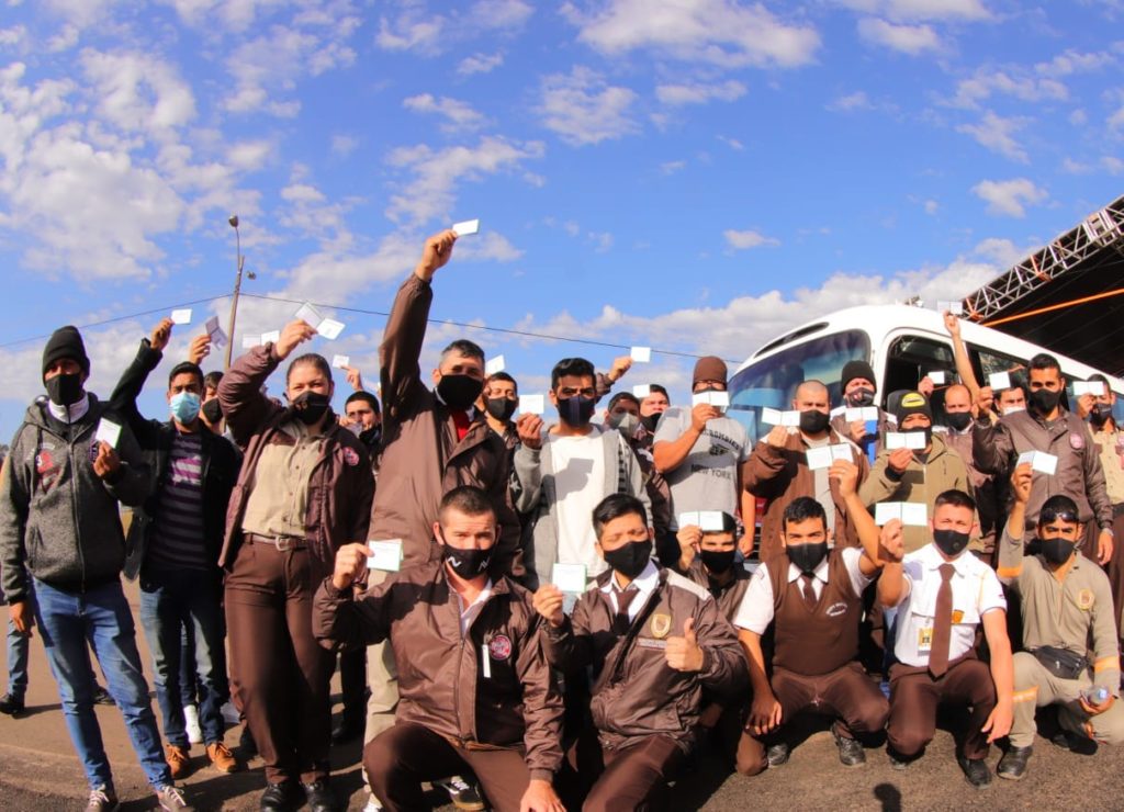 Destacan que jóvenes acuden en grupos y con amigos para recibir primera dosis anticovid