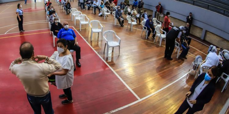 Separarán filas en vacunatorios para agilizar tiempos de espera de adultos mayores Separarán filas en vacunatorios para agilizar tiempos de espera de adultos mayores