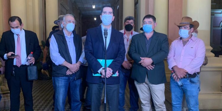 Gremios productivos denuncian “extorsión” y levantan negociaciones