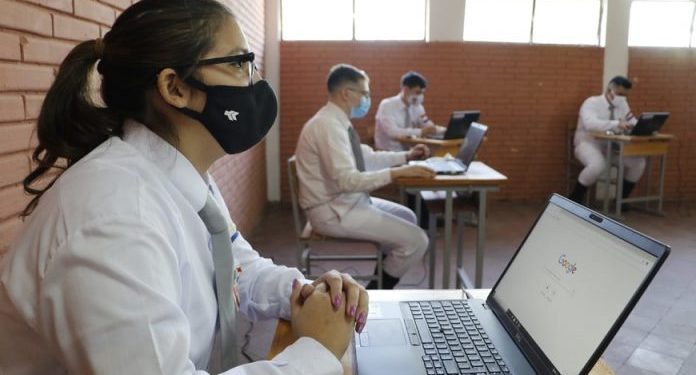 Gobierno distribuyó 1.347.610 kits escolares y apunta a conectividad por fibra óptica