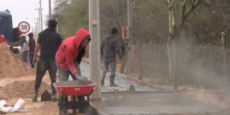 Avanza construcción de veredas en Filadelfia