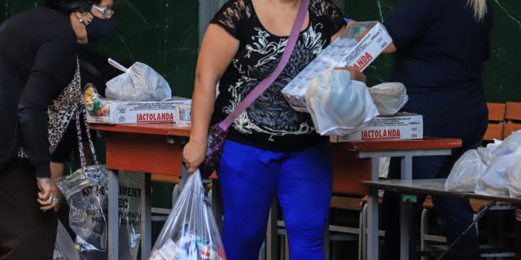 MEC inicia quinta entrega de kit de alimentos en instituciones educativas MEC inicia quinta entrega de kit de alimentos en instituciones educativas