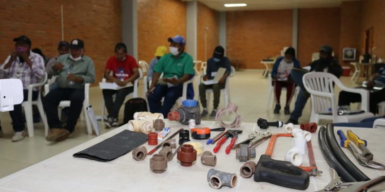 Dictan curso de fontanería en Loma Plata