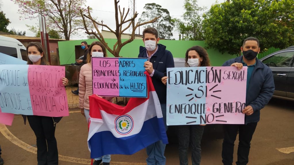 Alto Paraná: Padres se movilizan en defensa de la vida, la familia y de una mejor educación Alto Paraná: Padres se movilizan en defensa de la vida, la familia y de una mejor educación