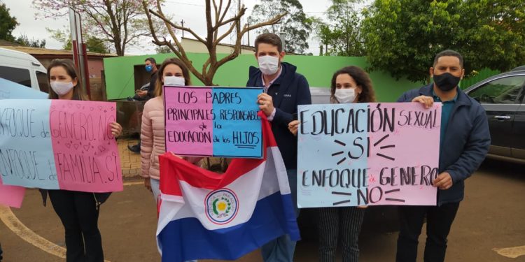 Alto Paraná: Padres se movilizan en defensa de la vida, la familia y de una mejor educación Alto Paraná: Padres se movilizan en defensa de la vida, la familia y de una mejor educación