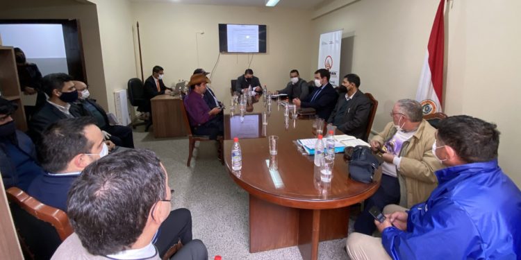 Camioneros, empresarios y Gobierno mantienen primera reunión de fletes Camioneros, empresarios y Gobierno mantienen primera reunión de fletes