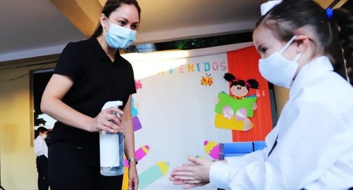 Docentes de todo el país retornan desde hoy a las aulas