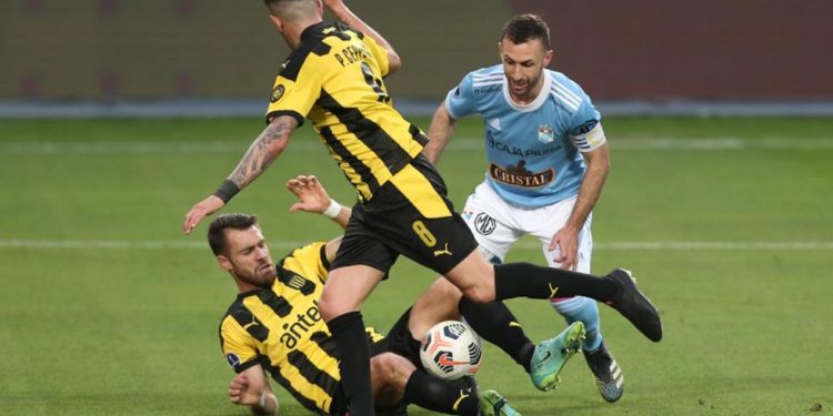 Peñarol busca sellar su pase ante un complicado Cristal Peñarol busca sellar su pase ante un complicado Cristal