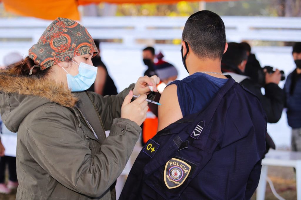 Hoy deben inmunizarse 97.518 trabajadores esenciales Hoy deben inmunizarse 97.518 trabajadores esenciales